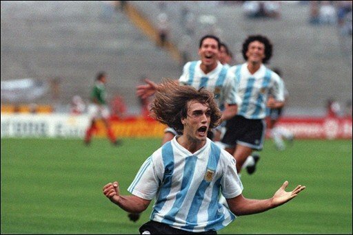 <p>El artillero Gabriel Batistuta festeja uno de sus dos goles en la final de la Copa América que Argentina ganó 2-1 a Mëxico el 4 julio 1993 en Guayaquil. Atrás Diego Simeone y Néstor Gorosito</p>