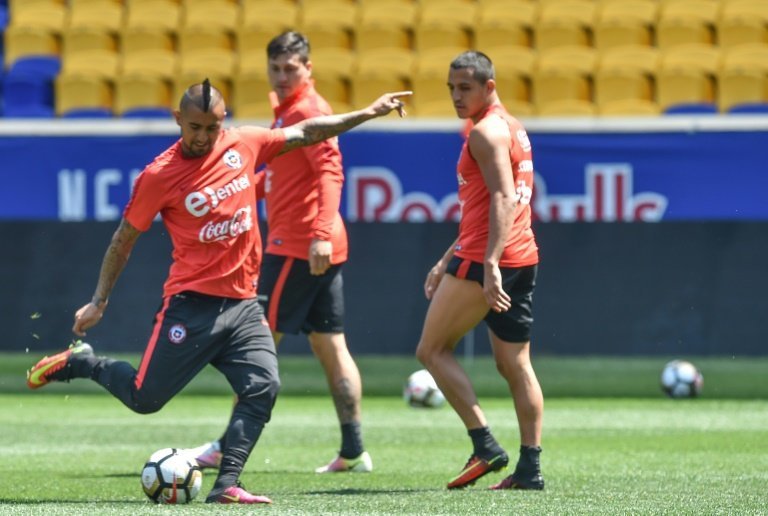 <p>El chileno Arturo Vidal (I) patea un balón cerca de sus compañeros Alexis Sánchez (D) y Enzo Roco, el 24 de junio de 2016, en Nueva Jersey, en Estados Unidos</p>