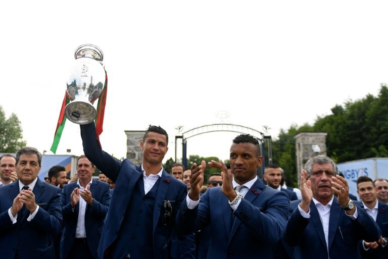 <p>Cristiano Ronaldo levanta la copa junto a su compañero Nani y al seleccionador Fernando Santos (dcha), este lunes 11 de julio en Marcoussis (cerca de París), lugar de concentración de Portugal durante todo el campeonato</p>