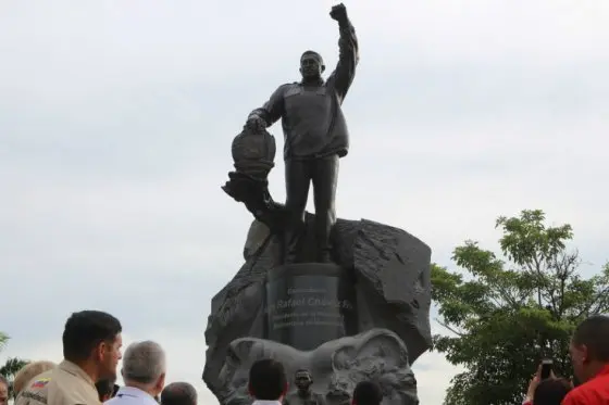 estatua hugo chávez