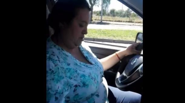mujer al volante