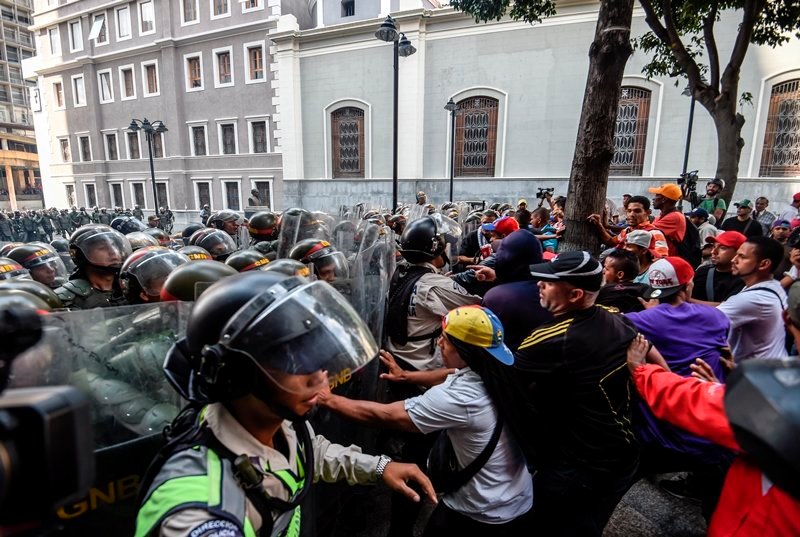 Chavistas chocan con militares