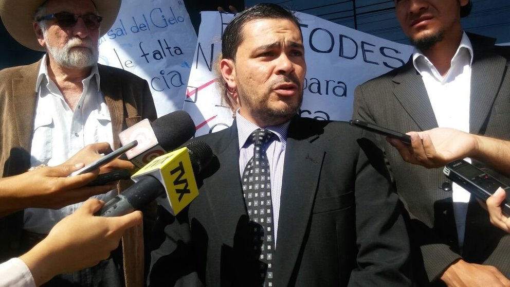 Óscar Campos de ISD ante aviso a FGR por irregularidades/ Foto Diana Arias El Salvador Times.