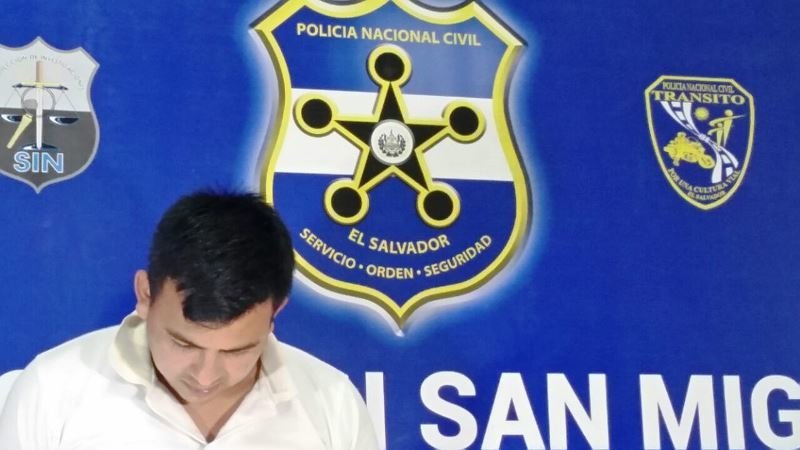 Agente Rony Danilo Reyes detenido por robo a agencia de Banco Azteca.