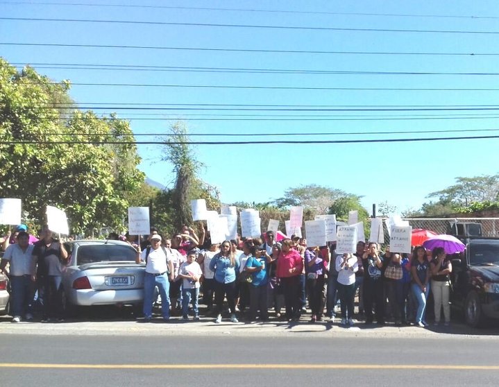 protesta frente a departamental de La Paz.