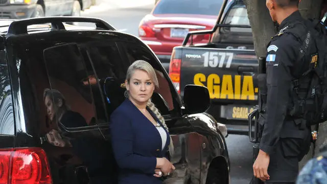 Guatemala _ 20151216 _ Decomisan dolares a dos mujeres
La policia nacional civil durante un operativo realizado en la 20 calle y 22 avenida de la zona 10 realizo el decomiso de más de 800 mil dólares que eran transportados en un automóvil sedan con placas salvadoreñas el cual era conducido por Ana Lucrecia Muñoz Ramirez, de 35 años y le acompañaba María Fernanda Cabrera Franco de 24.