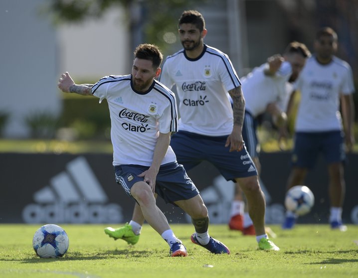 Lionel Messi en un entreno con Argentina previo al juego ante Chile