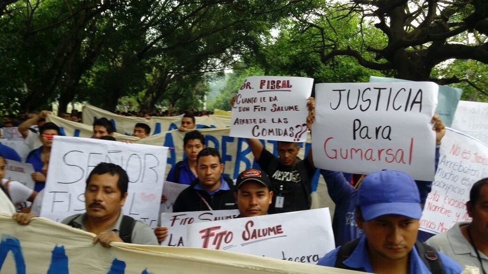Empleados de Gumarsal realizan protesta frente a la fábrica