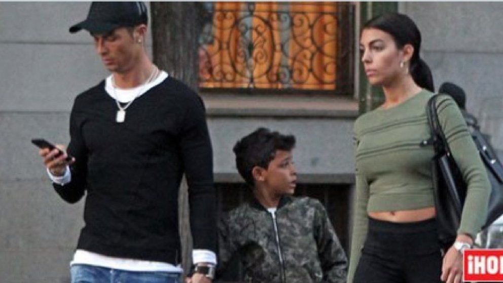 Cristiano Ronaldo con su hijo y su novia