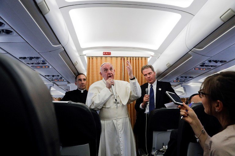 Pope Francis speaks to the press from aboard his plane on April 29, 2017, on his return flight from Cairo to Rome. / AFP PHOTO / POOL / GREGORIO BORGIA