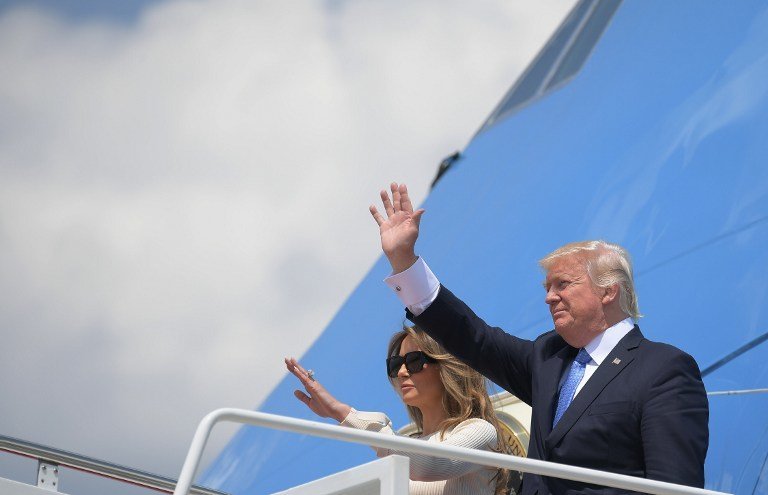 Donald Trump y su esposa Melania al iniciar el primer viaje de su mandato