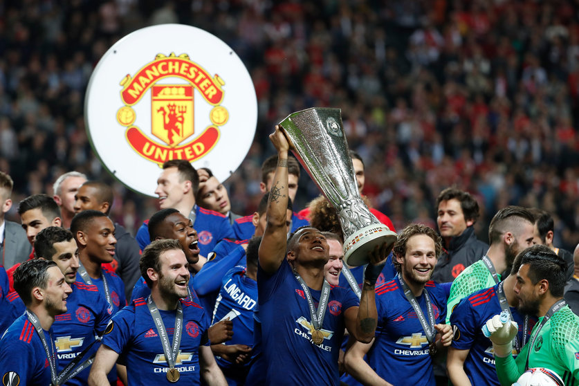 Manchester United's players including Ecuadorian midfielder Antonio Valencia (C) celebrate with the trophy after the UEFA Europa League final football match Ajax Amsterdam v Manchester United on May 24, 2017 at the Friends Arena in Solna outside Stockholm. / AFP PHOTO / Odd ANDERSEN