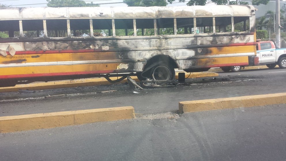 Accidente entre un bus y una motocicleta en el bulevar Venezuela