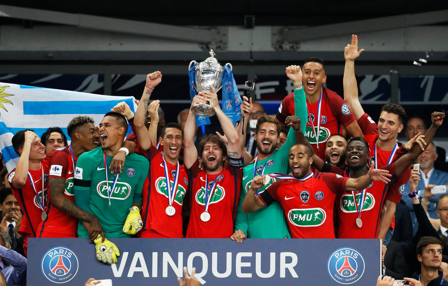 Paris Saint-Germain's Brazilian defender Maxwell (C) holds the trophy as he celebrates winning the French Cup final football match between Paris Saint-Germain (PSG) and Angers (SCO) on May 27, 2017, at the Stade de France in Saint-Denis, north of Paris. / AFP PHOTO / Thomas Samson