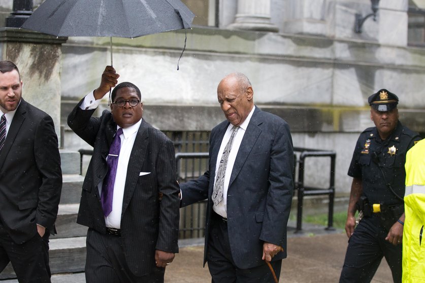 Bill Cosby a la salida del tribunal