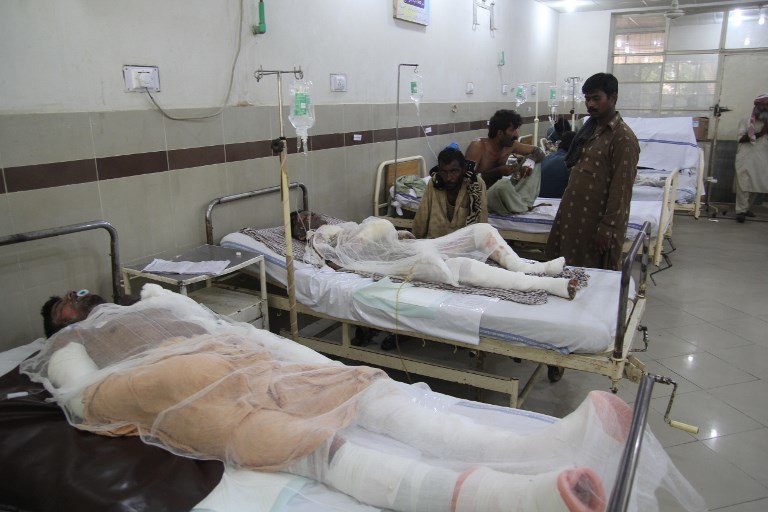 Pakistani burn victims are treated at a hospital in Bahawalpur on June 25, 2017, after oil tanker after caught fire following an accident on a highway near the town of Ahmedpur East, some 670 kilometres (416 miles) from Islamabad.
At least 123 people were killed and scores injured in an inferno that erupted after an oil tanker overturned in central Pakistan early on June 25 and crowds rushed to collect fuel, an official said. / AFP PHOTO / SS MIRZA