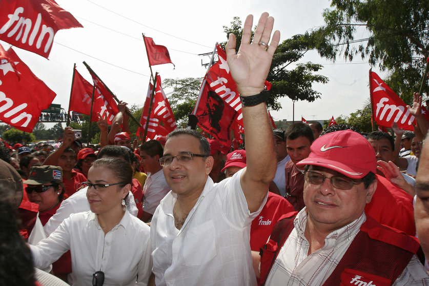 Salvadorean Presidential candidate for the Farabundo Marti National Liberation Front (FMLN) Mauricio Funes (C) waves as he arrives at a political rally in Apopa, a suburb of San Salvador on November 15, 2008. Political parties have offically started their campaigns ahead of the municipal and congressional elections in January 2009 and the presidential ones in March 2009.  AFP PHOTO/ Jose Cabezas / AFP PHOTO / Jose CABEZAS