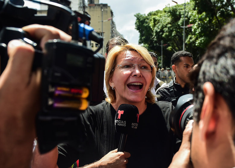 Venezuela's chief prosecutor Luisa Ortega (C), one of President Nicolas Maduro's most vocal critics, speaks to the press during a flash visit to the Public Prosecutor's office in Caracas on August 5, 2017 as national guard units are posted at the entries and exits to the building.
New Venezuela assembly fired dissident attorney general Ortega on Saturday. Earlier Ortega denounced her offices were "under siege" by troops, as a new loyalist assembly was about to start work to bolster the policies of President Nicolas Maduro and counter his foes. / AFP PHOTO / Ronaldo SCHEMIDT