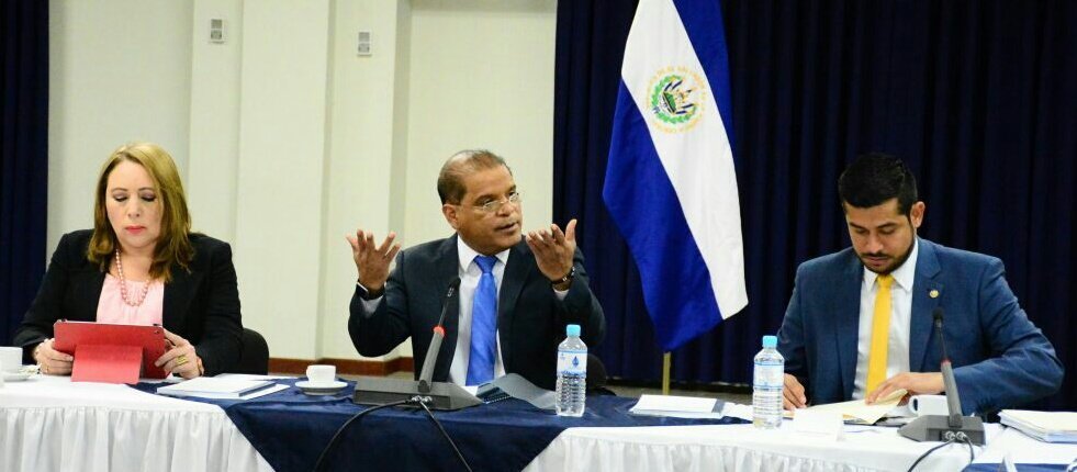 Oscar Ortiz en reunión con gabinete económico