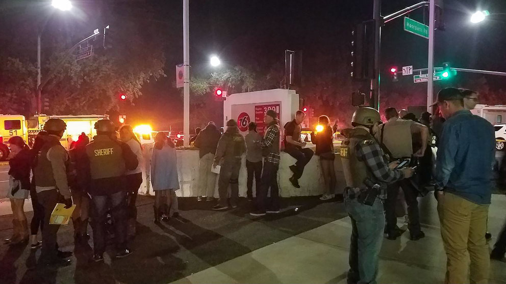 This photo obtained on November 8, 2018 courtesy of Jeremy Childs twitter account shows police officers interviewing people 
outside a country music bar and dance hall in Thousand Oaks, in the Los Angeles-area, after a gunman barged into a large, crowded venue and opened fire late November 7, wounding at least 11 people including a police officer, US police said. - The venue in a quiet, upscale residential suburb was hosting an event for college students, with possibly several hundred young people in attendance, Captain Garo Kuredjian of the Ventura County Sheriff's office said. (Photo by Jeremy CHILDS / USA Today / AFP) / RESTRICTED TO EDITORIAL USE - MANDATORY CREDIT "AFP PHOTO / USA TODAY / JEREMY CHILDS TWITTER ACCOUNT" - NO MARKETING NO ADVERTISING CAMPAIGNS - DISTRIBUTED AS A SERVICE TO CLIENTS - NO ARCHIVE