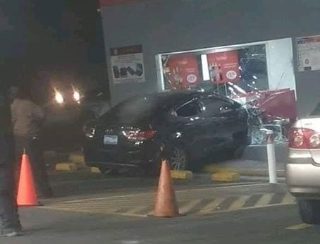 Vehículo estrellado en gasolinera