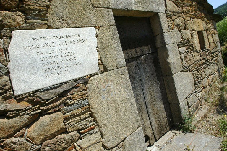 Esta foto del 9 de junio de 2005 muestra una placa que dice: 'Ángel Castro Argiz nació en esta casa en 1875, un gallego que emigró a Cuba donde plantó árboles que aún florecen', en Lancara, un pueblo a 20 kilómetros de Lugo, al noroeste de Esp Esta foto del 9 de junio de 2005 muestra una placa que dice: 'Ángel Castro Argiz nació en esta casa en 1875, un gallego que emigró a Cuba donde plantó árboles que aún florecen', en Lancara, un pueblo a 20 kilómetros de Lugo, al noroeste de Esp
