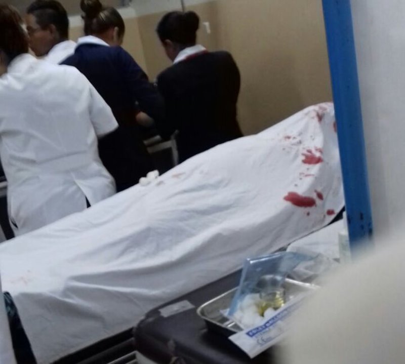 Una de las personas que fue traslada a un centro asistencial, murió al llegar. Una de las personas que fue traslada a un centro asistencial, murió al llegar.