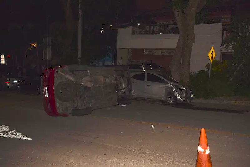 El accidente sucedi&oacute; a las 8:30 de la noche. Fotos cortes&iacute;a de V&iacute;ctor Villar&aacute;n.