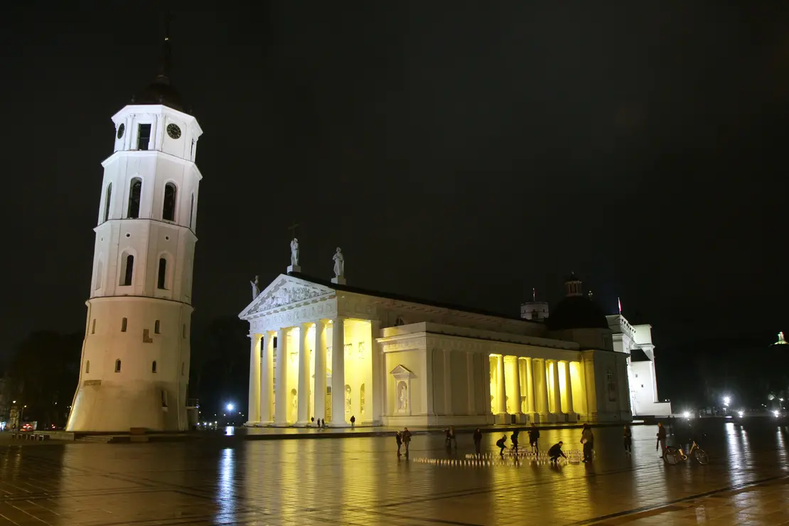 Catedral de Vilnius, en Lituania en ocasi&oacute;n de la Hora del Planeta