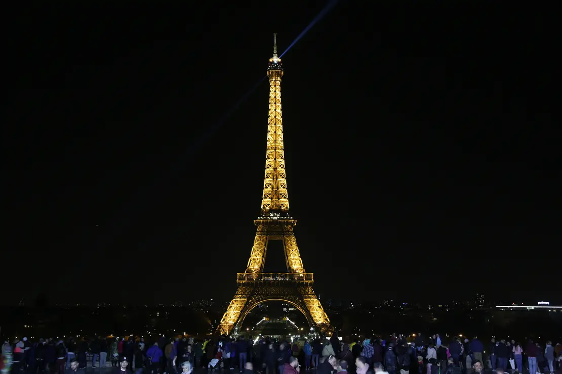 La torre Eiffel, el emblema parisino por excelencia, no pod&iacute;a faltar en la Hora del Planeta