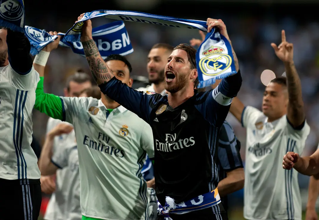 El capit&aacute;n Sergio Ramos festeja la consecusi&oacute;n de La Liga luego de cinco a&ntilde;os de sequ&iacute;a
