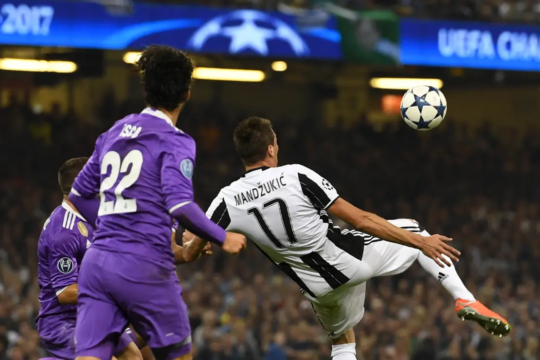 Mario Mandzukic acaba de conectar el bal&oacute;n para anotar un aut&eacute;ntico golazo.