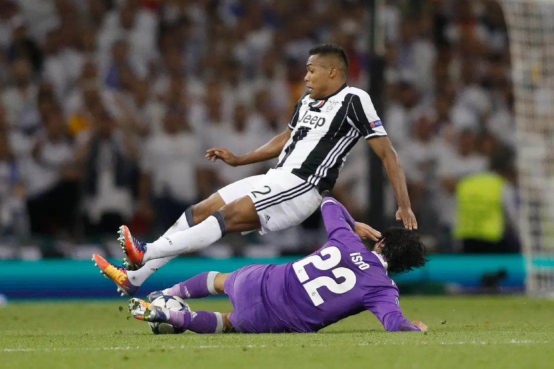 El brasile&ntilde;o Alex Sandro recibe una fuerte entrada de Isco. El juego se ha disputado con intensidad