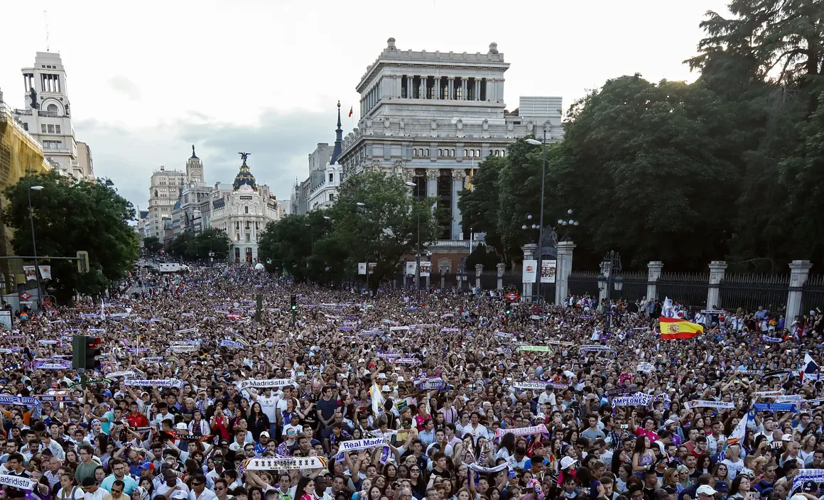 La plaza Cibeles luci&oacute; plet&oacute;rica.