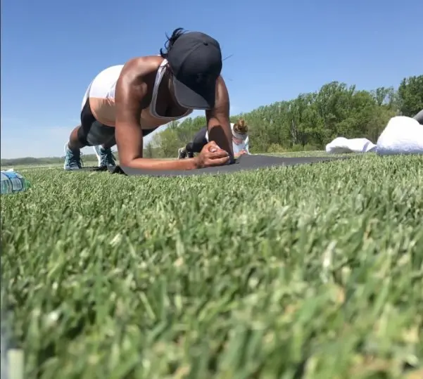 Michelle Obama comparti&oacute; algunas fotos en Instagram en las que se le ve haciendo "fitness" junto a sus amigas.