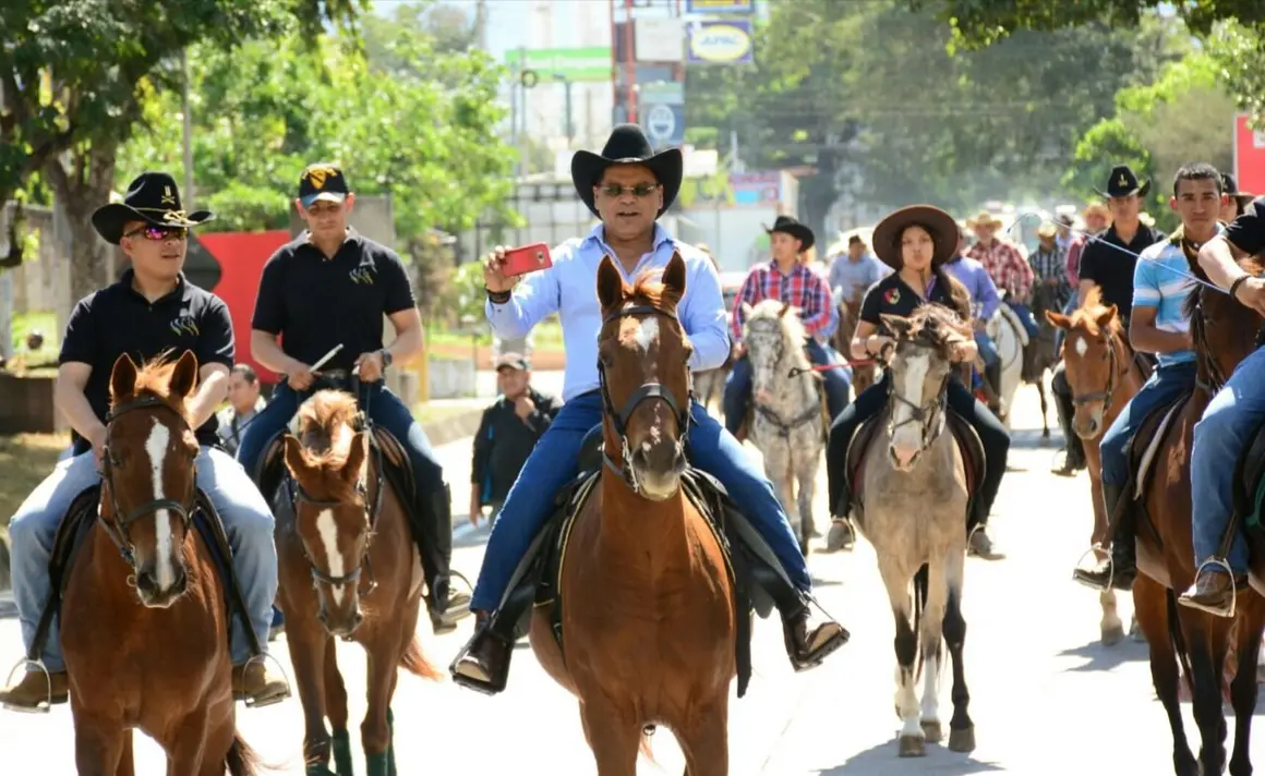 Oscar Ortiz a caballo