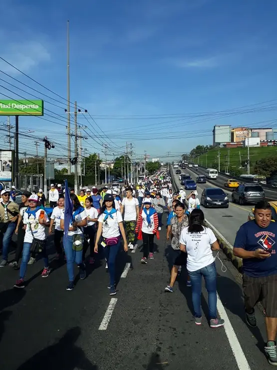 Fieles cat&oacute;licos en el recorrido en Bulevar del Ejercito