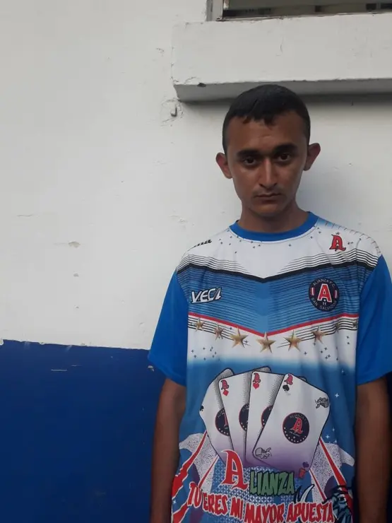 Capturado con camisa del alianza