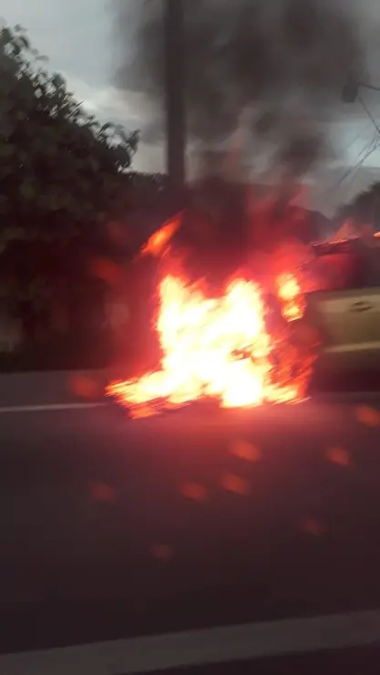 Carro incendiado en Troncal 4
