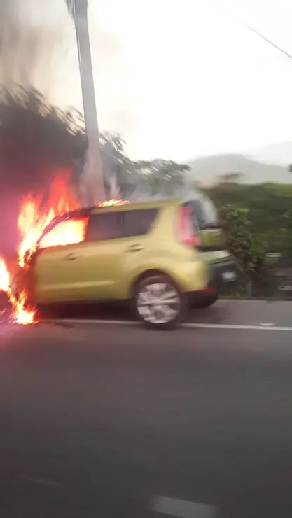 Carro incendiado en Troncal 3