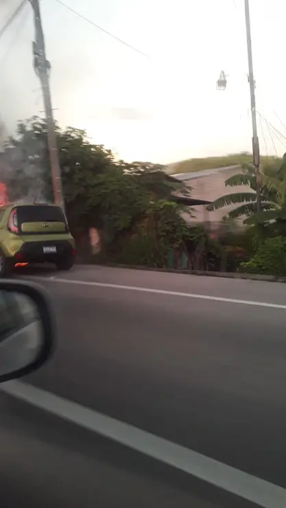 Carro incendiado en Troncal 2