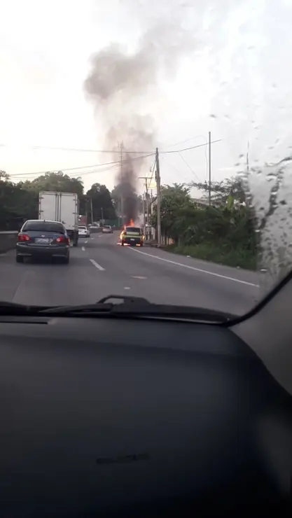 Carro incendiado en Troncal 1