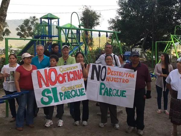 Habitantes protestan por la tala de &aacute;rboles en el parque para construir una oficina distrital.