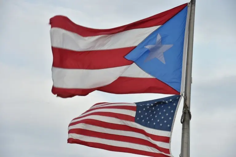 <p>Las banderas de EEUU y Puerto Rico el 8 de febrero de 2015 en San Juan de Puerto Rico</p>