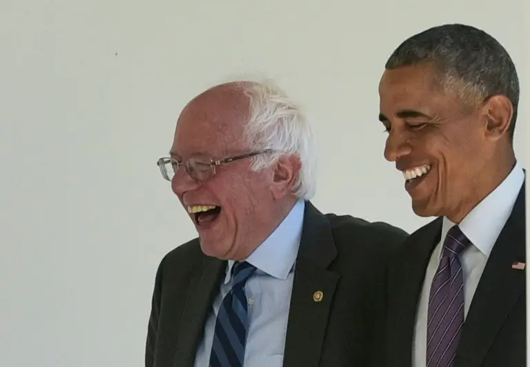<p>El presidente estadounidense, Barack Obama (D), camina junto al precandidato dem&oacute;crata Bernie Sanders el 9 de junio de 2016, en la Casa Blanca camino al despacho Oval, en Washington</p>