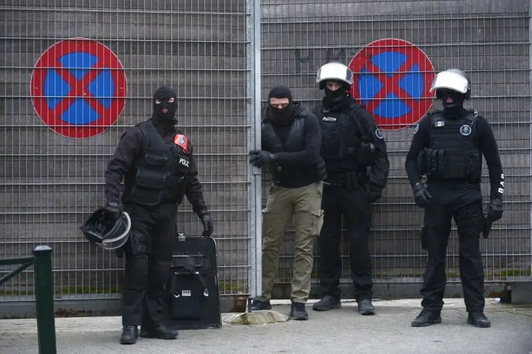 <p>Polic&iacute;as belgas durante una operaci&oacute;n llevada a cabo en el distrito de Molenbeek-Saint-Jean, el pasado 18 de marzo en Bruselas</p>