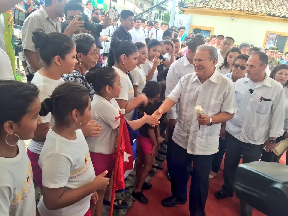 Presidente saluda ni&ntilde;os