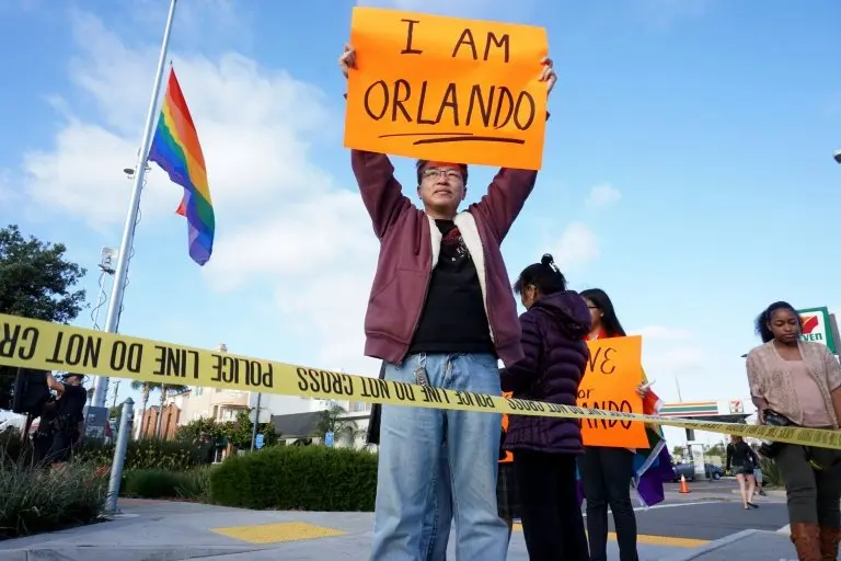 <p>Un joven muestra un cartel de solidaridad con las v&iacute;ctimas de la masacre en el club gay de Orlando, el 12 de junio de 2016 en San Diego, California, horas despu&eacute;s de la tragedia</p>