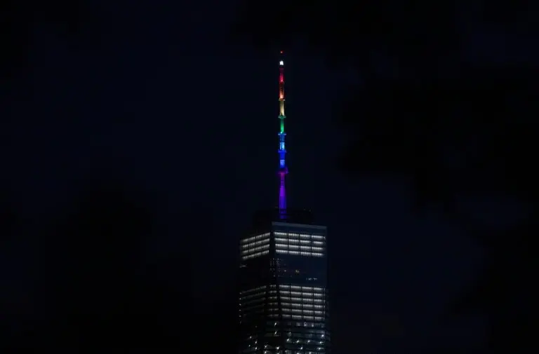 <p>La antena del One World Trade Center se ilumina con los colores del arco&iacute;ris, el 12 de junio de 2016 en Nueva York, por la matanza en un club gay de Orlando horas antes, que dej&oacute; 50 fallecidos y 53 heridos</p>