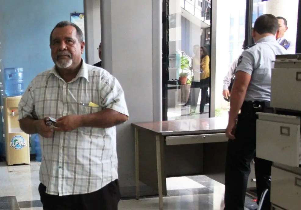 Ra&uacute;l Mijango se presenta a firmar a juzgados